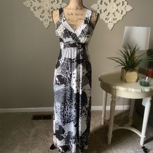 Black and white maxi dress 🖤